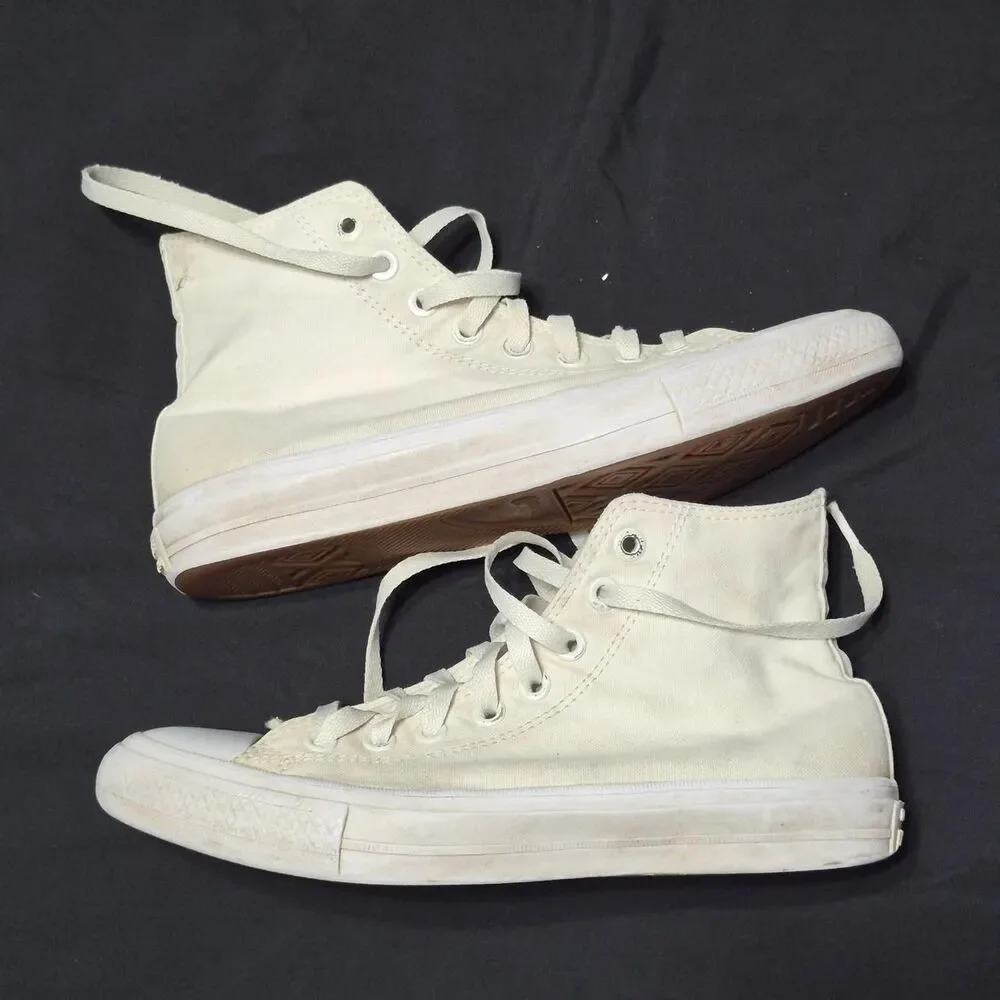 Discontinued Chuck Taylor II Unisex White and Cream Converse Size 7/9